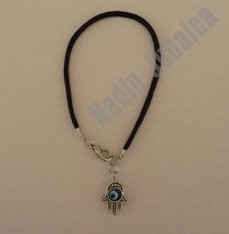 צמיד קבלה שחור עם חמסה מוזהבת ועין